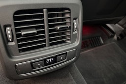harmaa Audi e-tron 2023 kuva 16.