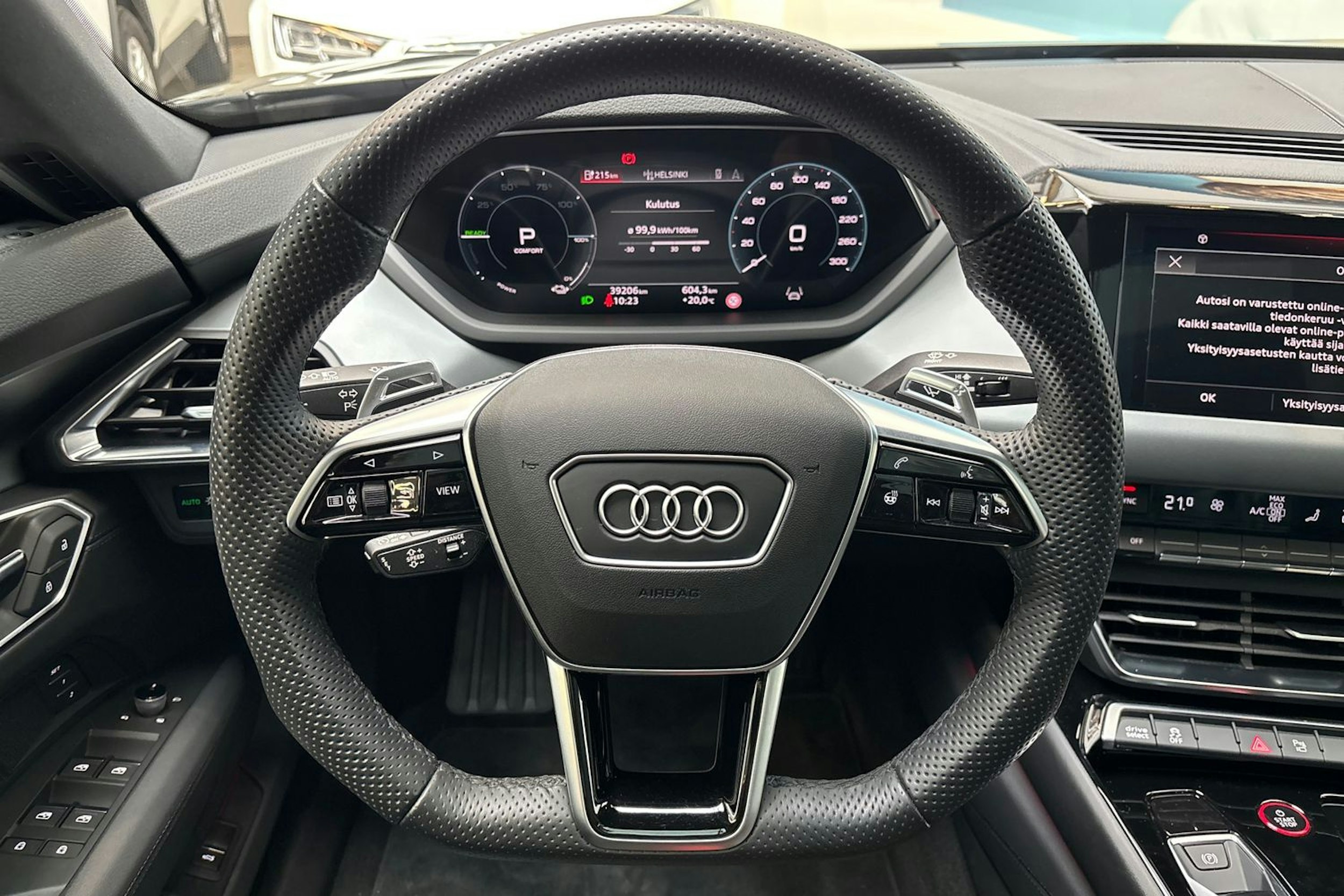 harmaa Audi e-tron 2023 kuva 19.