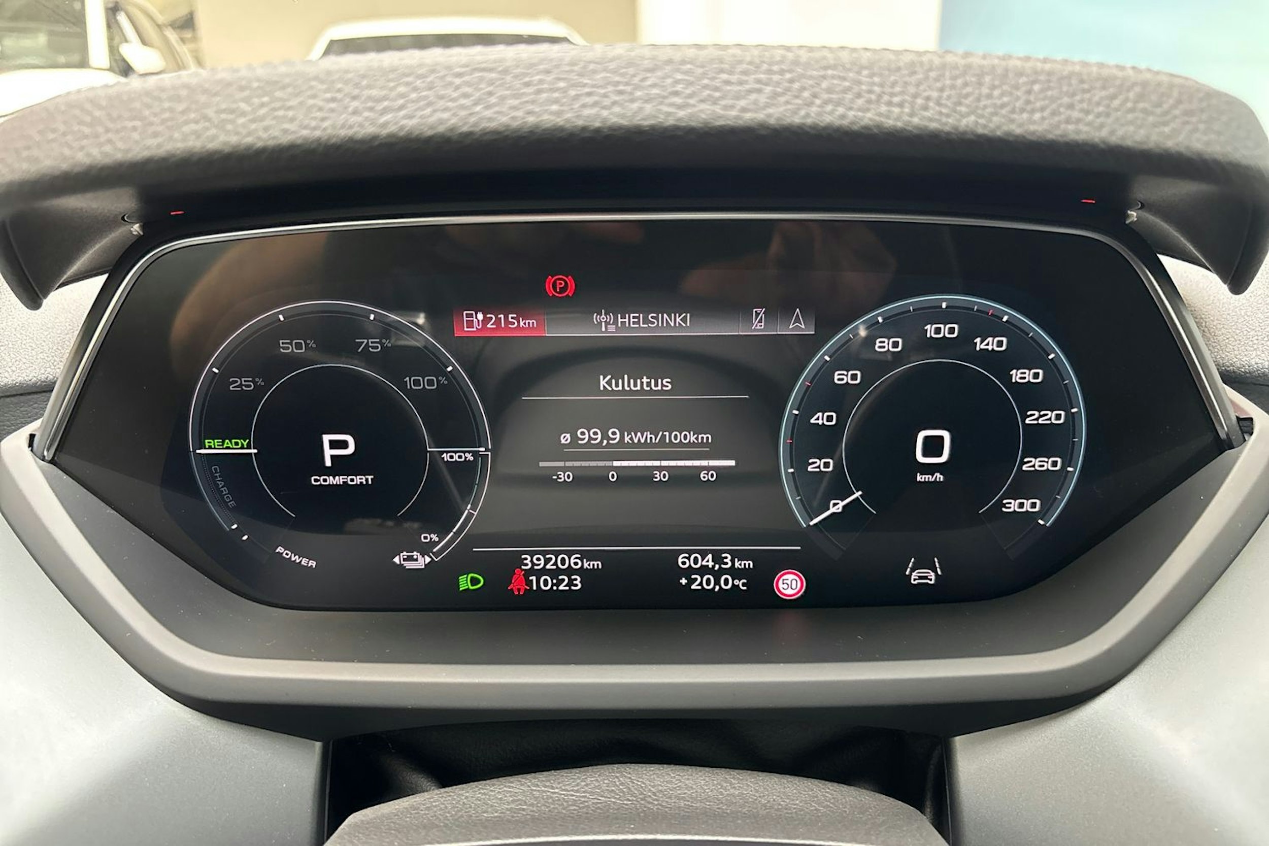 harmaa Audi e-tron 2023 kuva 20.