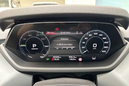 harmaa Audi e-tron 2023 kuva 20.