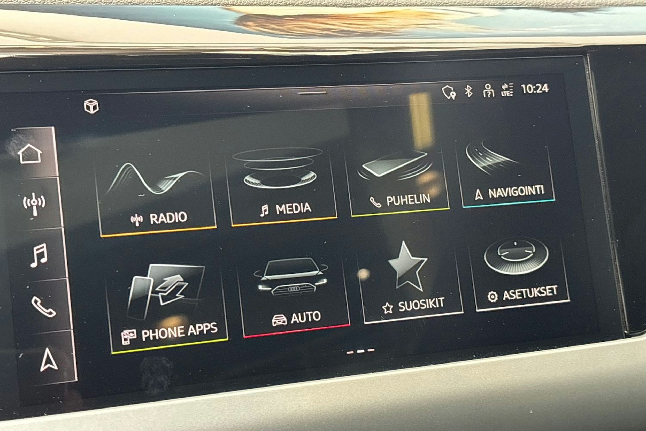 harmaa Audi e-tron 2023 kuva 21.