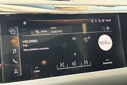 harmaa Audi e-tron 2023 kuva 23.