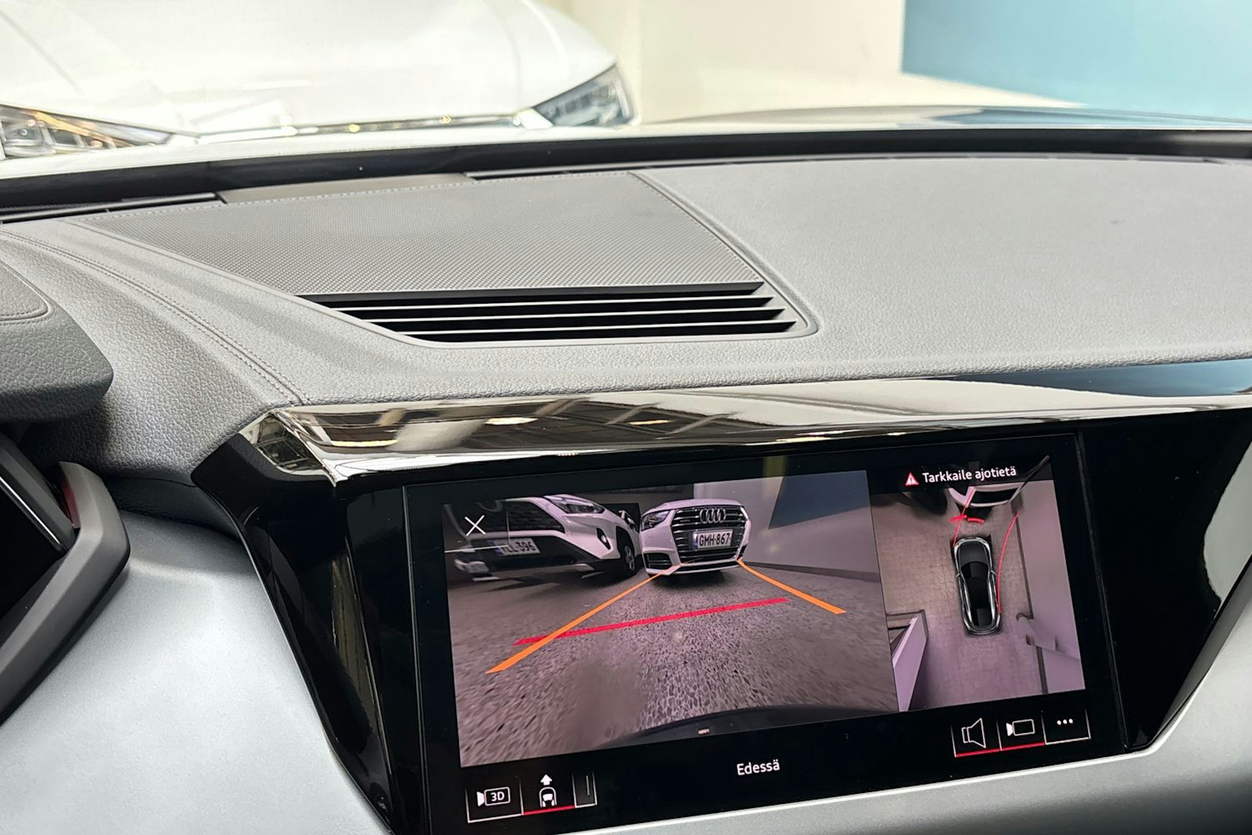 harmaa Audi e-tron 2023 kuva 26.