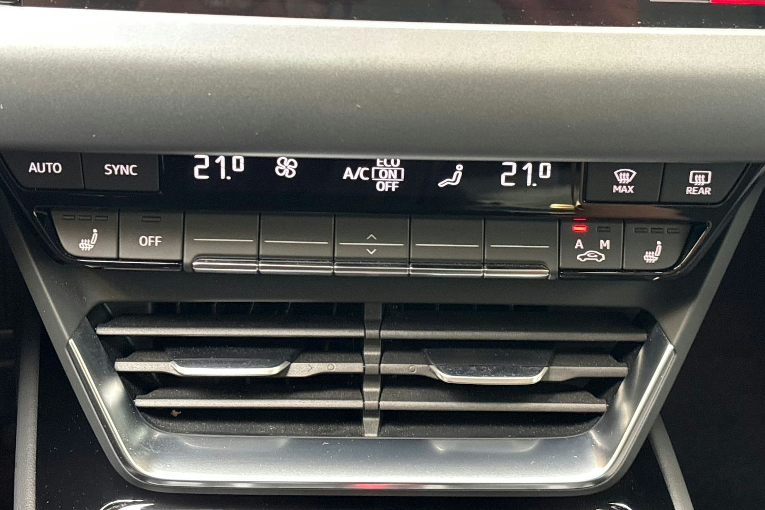 harmaa Audi e-tron 2023 kuva 27.