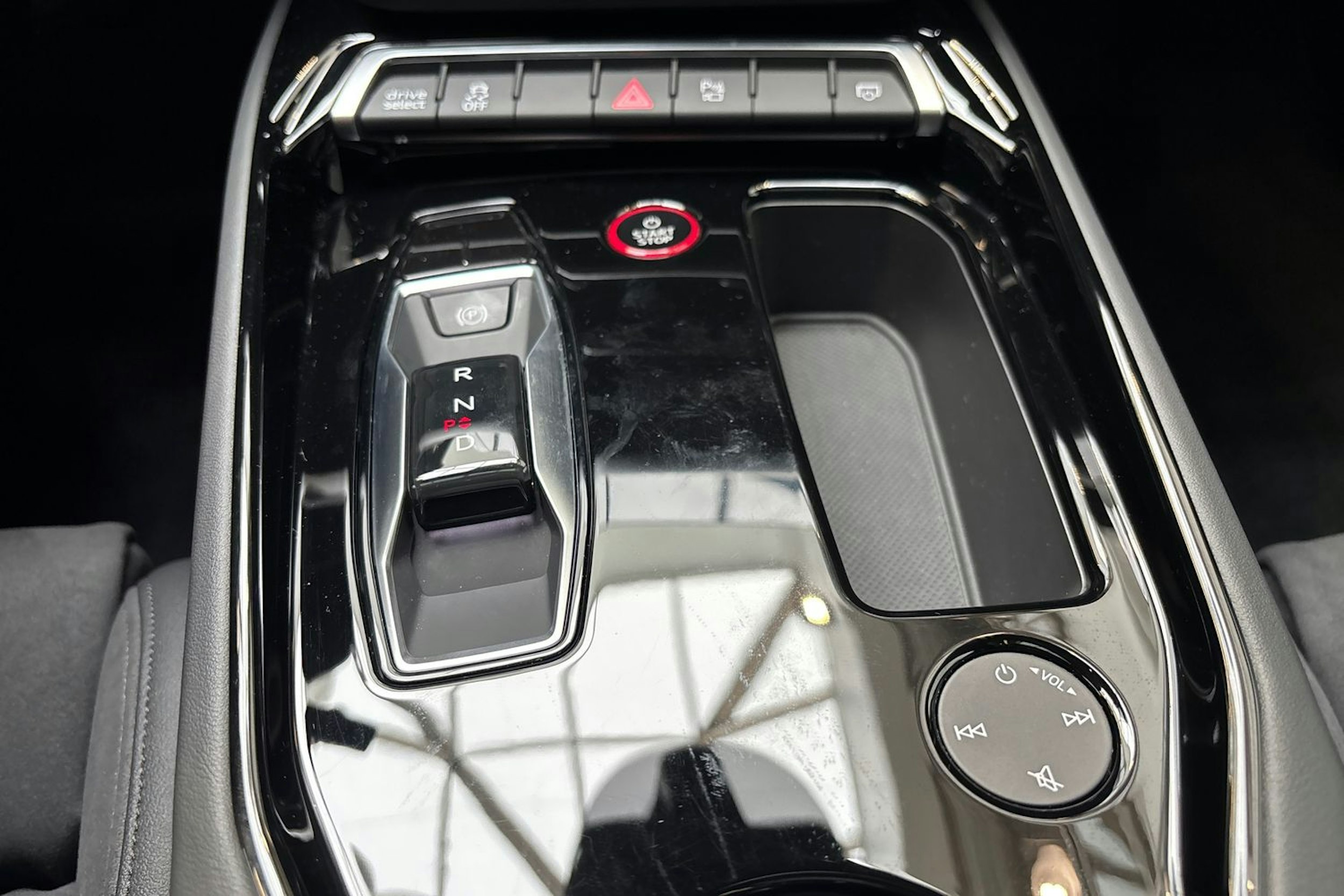 harmaa Audi e-tron 2023 kuva 28.