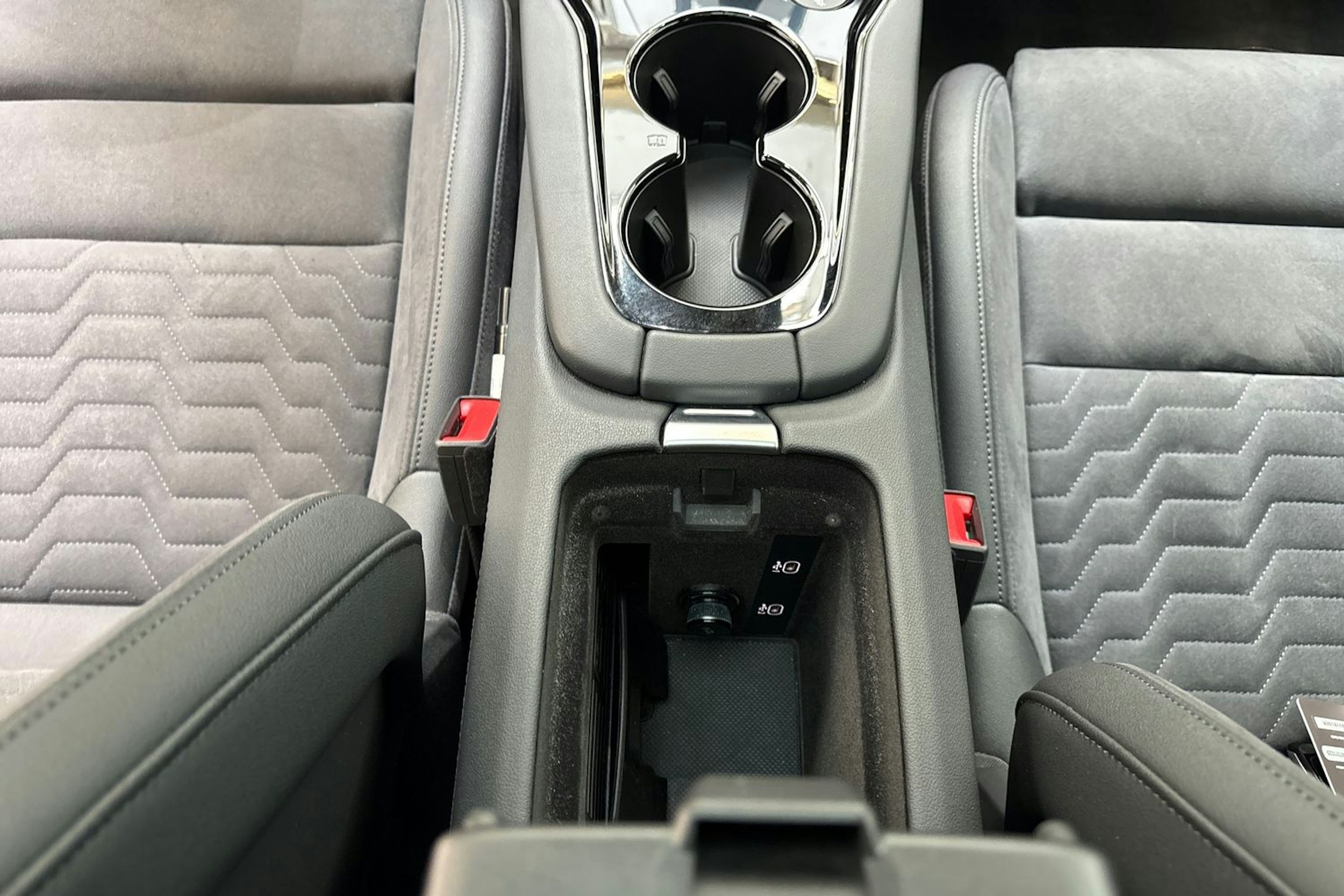 harmaa Audi e-tron 2023 kuva 29.