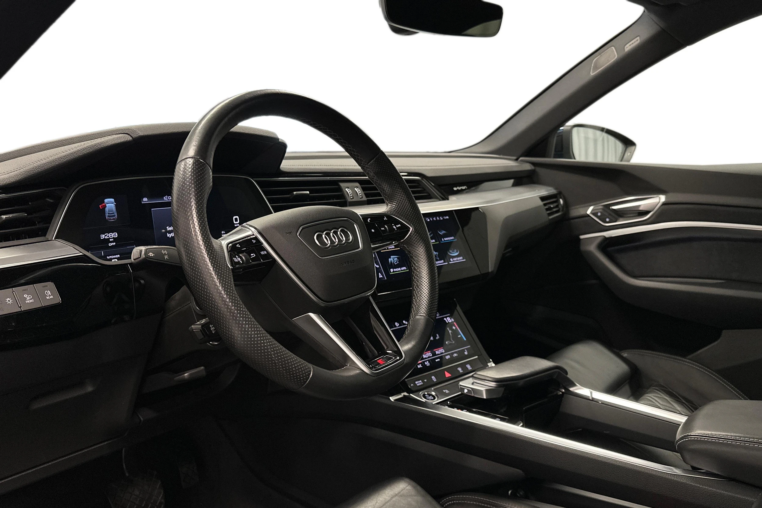 sininen Audi e-tron 2023 kuva 6.