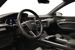 sininen Audi e-tron 2023 kuva 6.