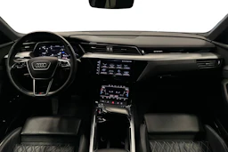 sininen Audi e-tron 2023 kuva 7.