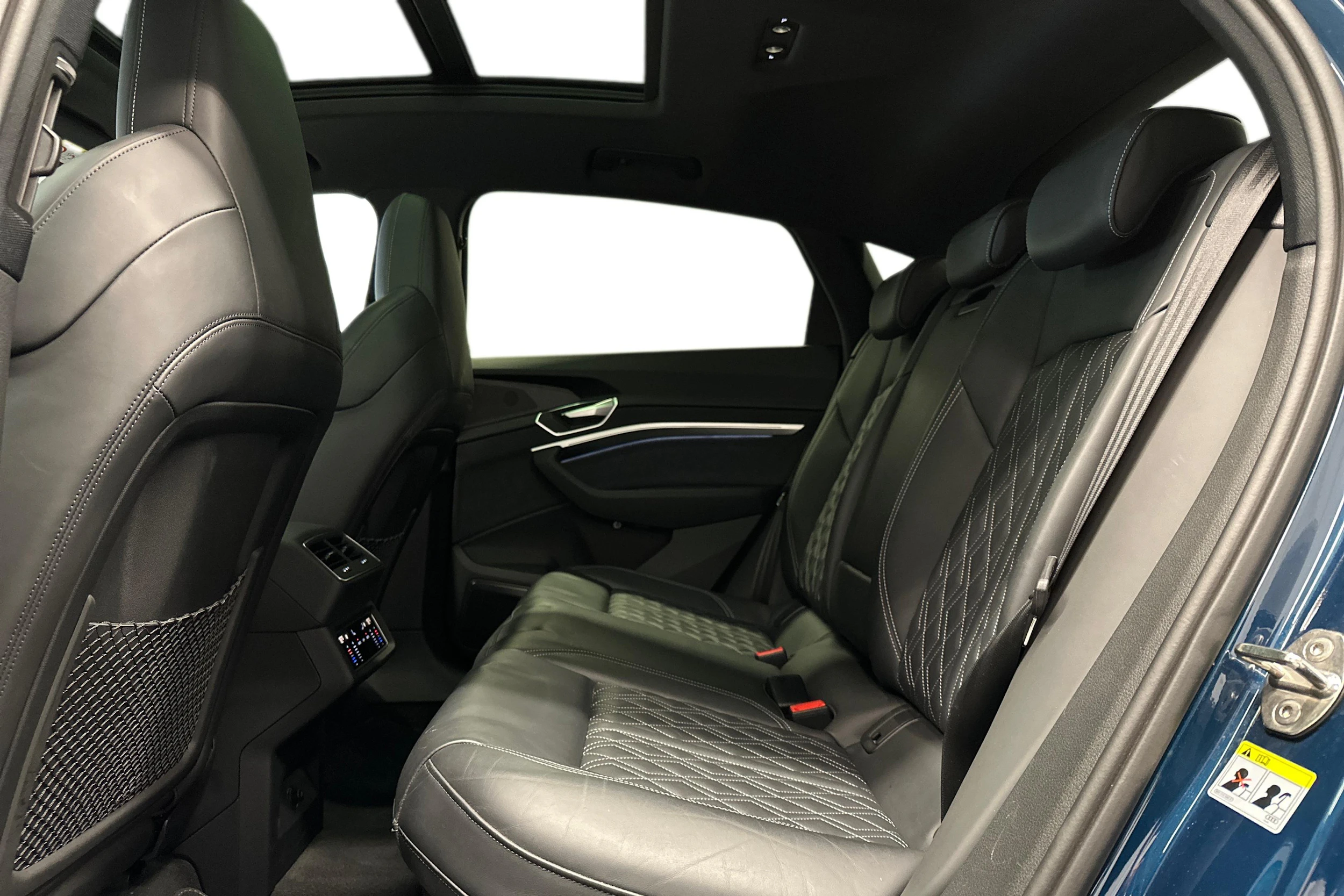 sininen Audi e-tron 2023 kuva 8.