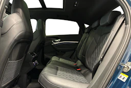 sininen Audi e-tron 2023 kuva 8.