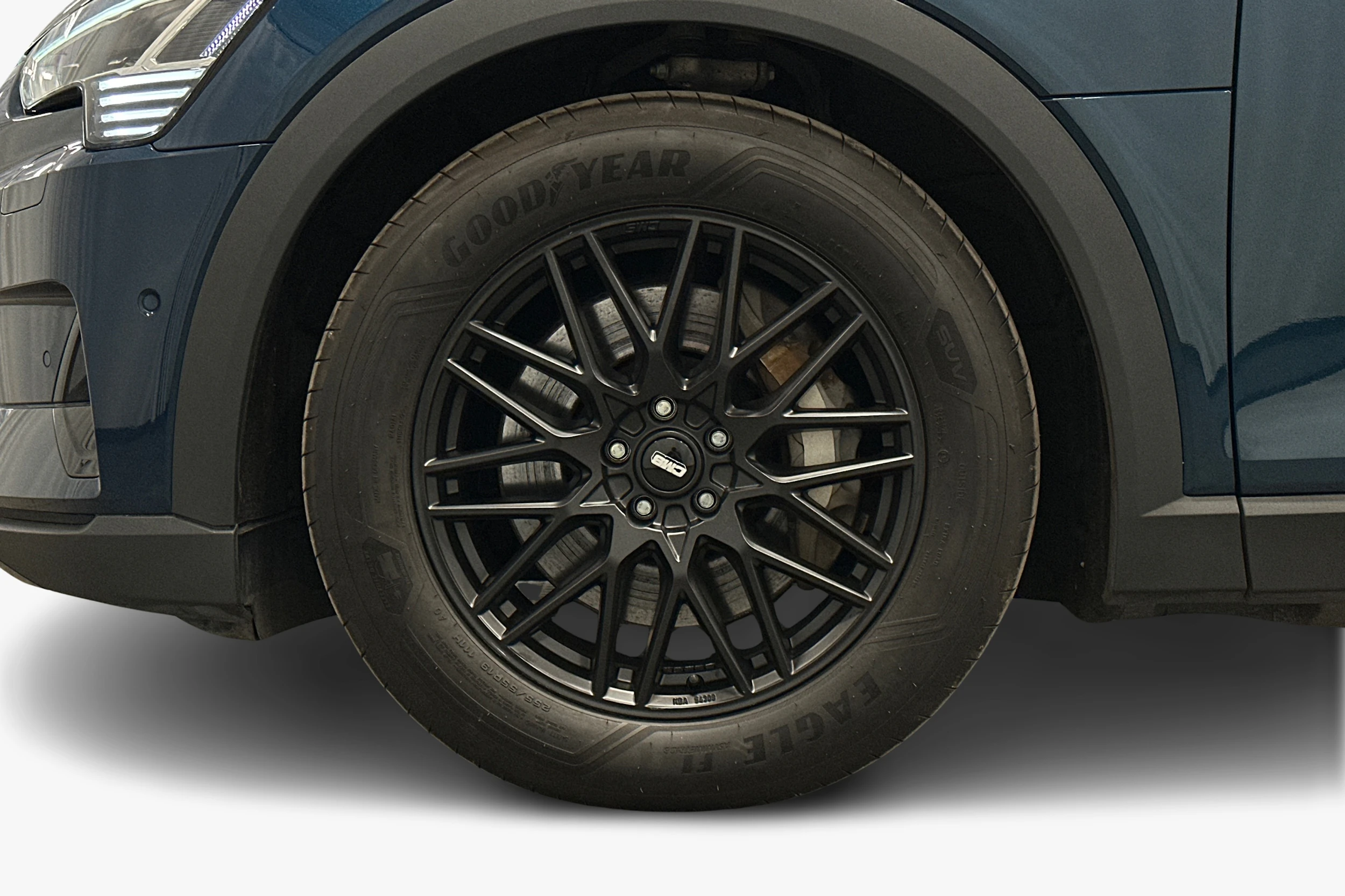 sininen Audi e-tron 2023 kuva 9.