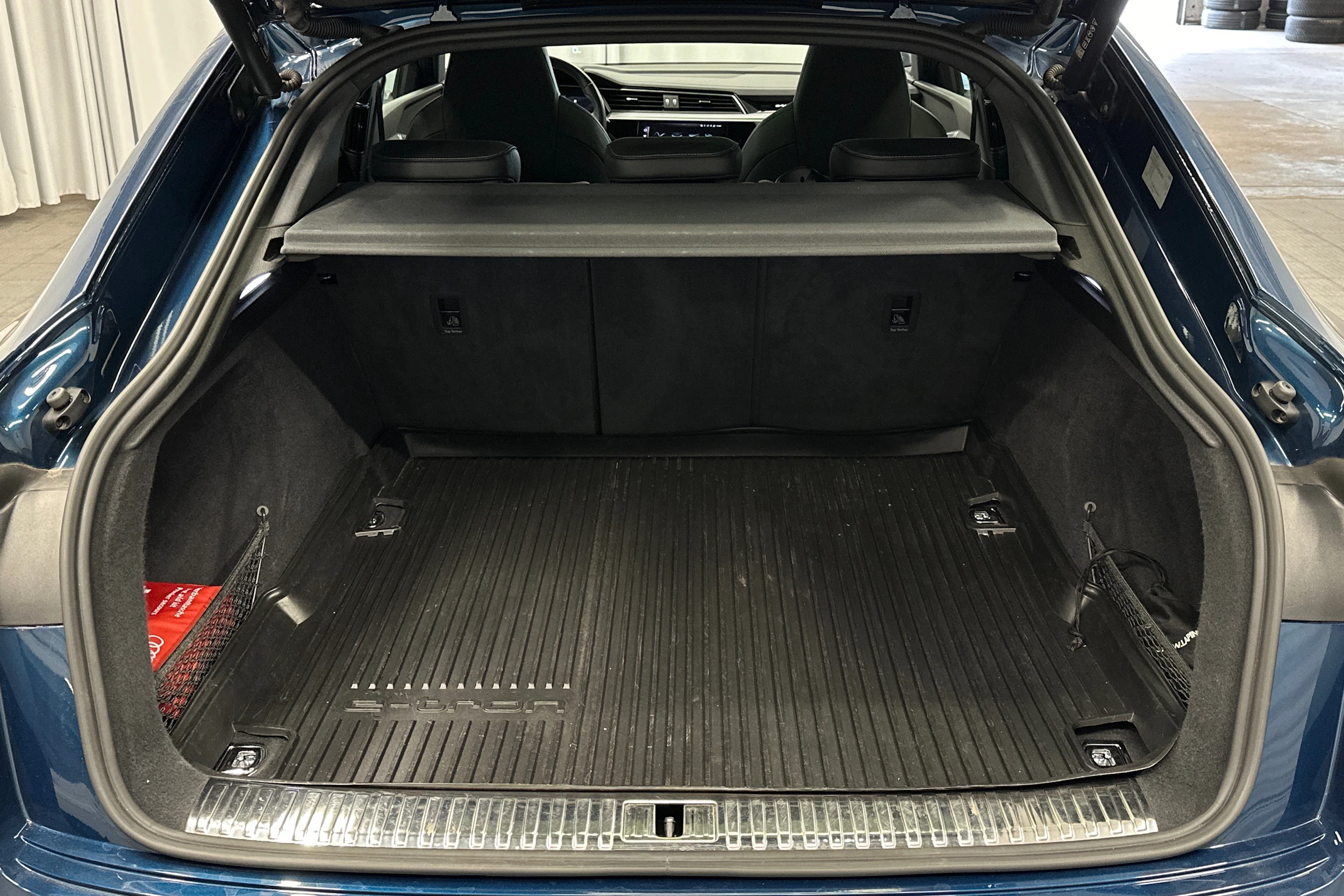 sininen Audi e-tron 2023 kuva 11.