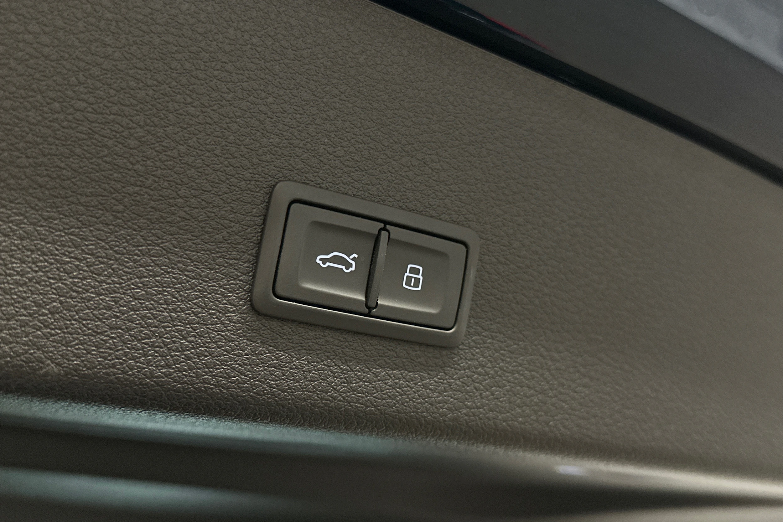 sininen Audi e-tron 2023 kuva 12.