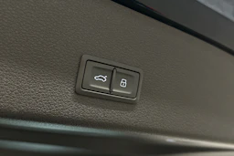 sininen Audi e-tron 2023 kuva 12.