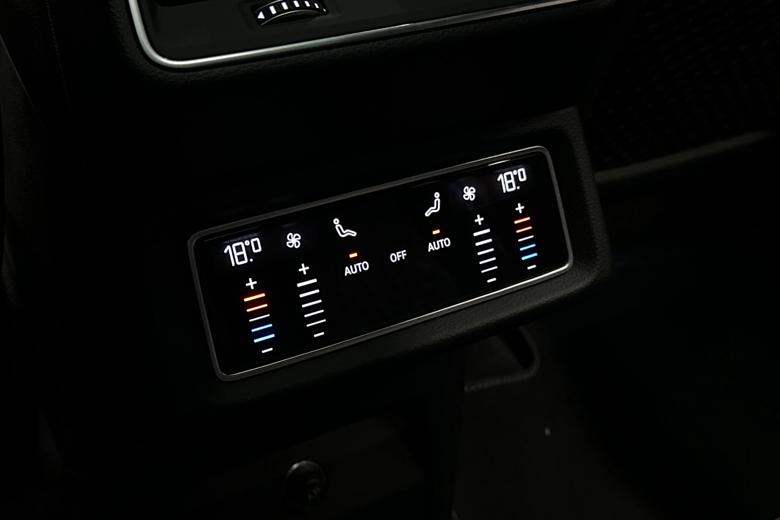 sininen Audi e-tron 2023 kuva 13.