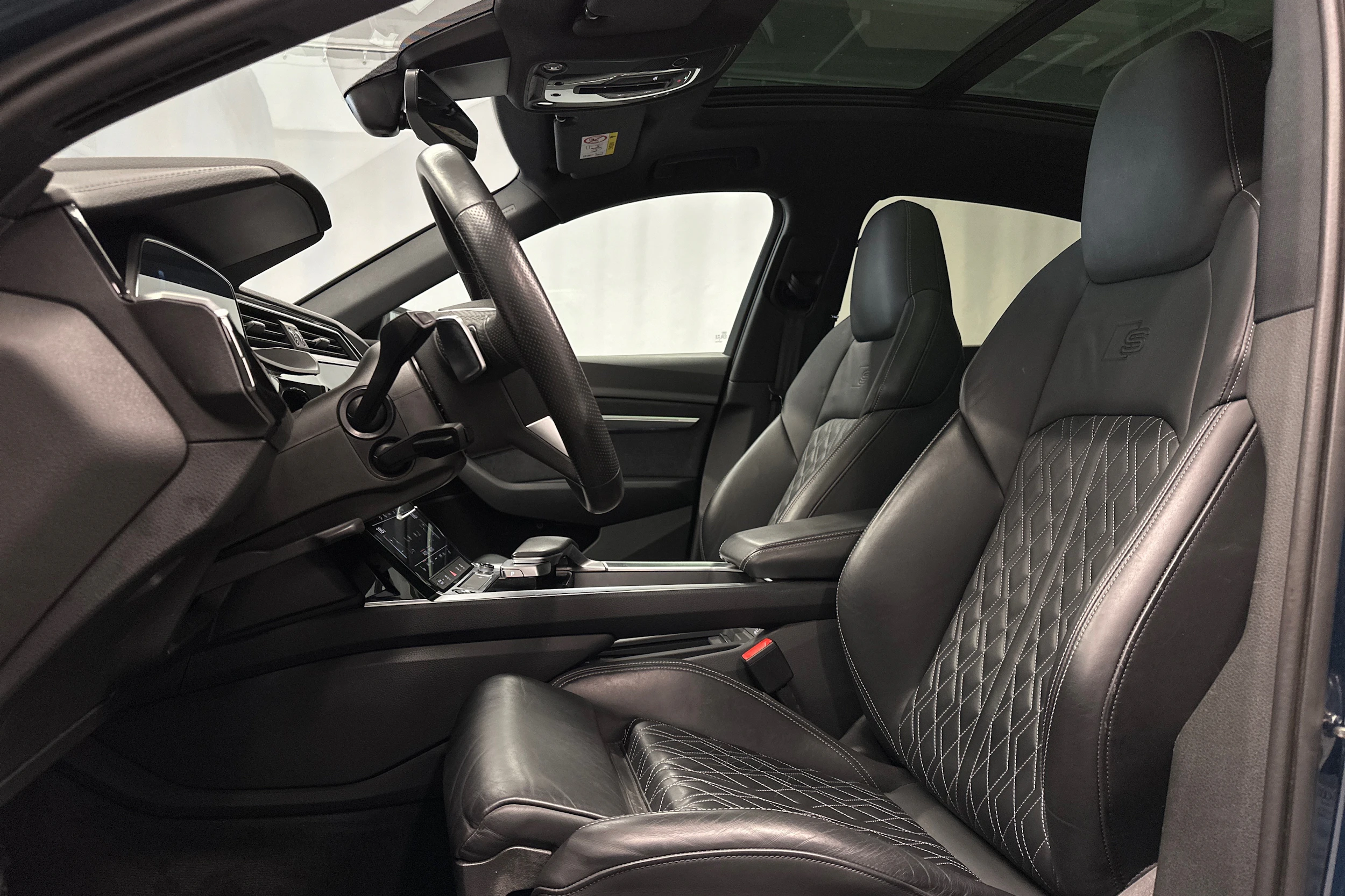 sininen Audi e-tron 2023 kuva 14.