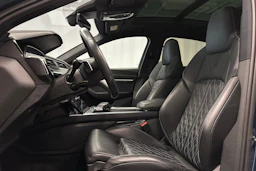 sininen Audi e-tron 2023 kuva 14.