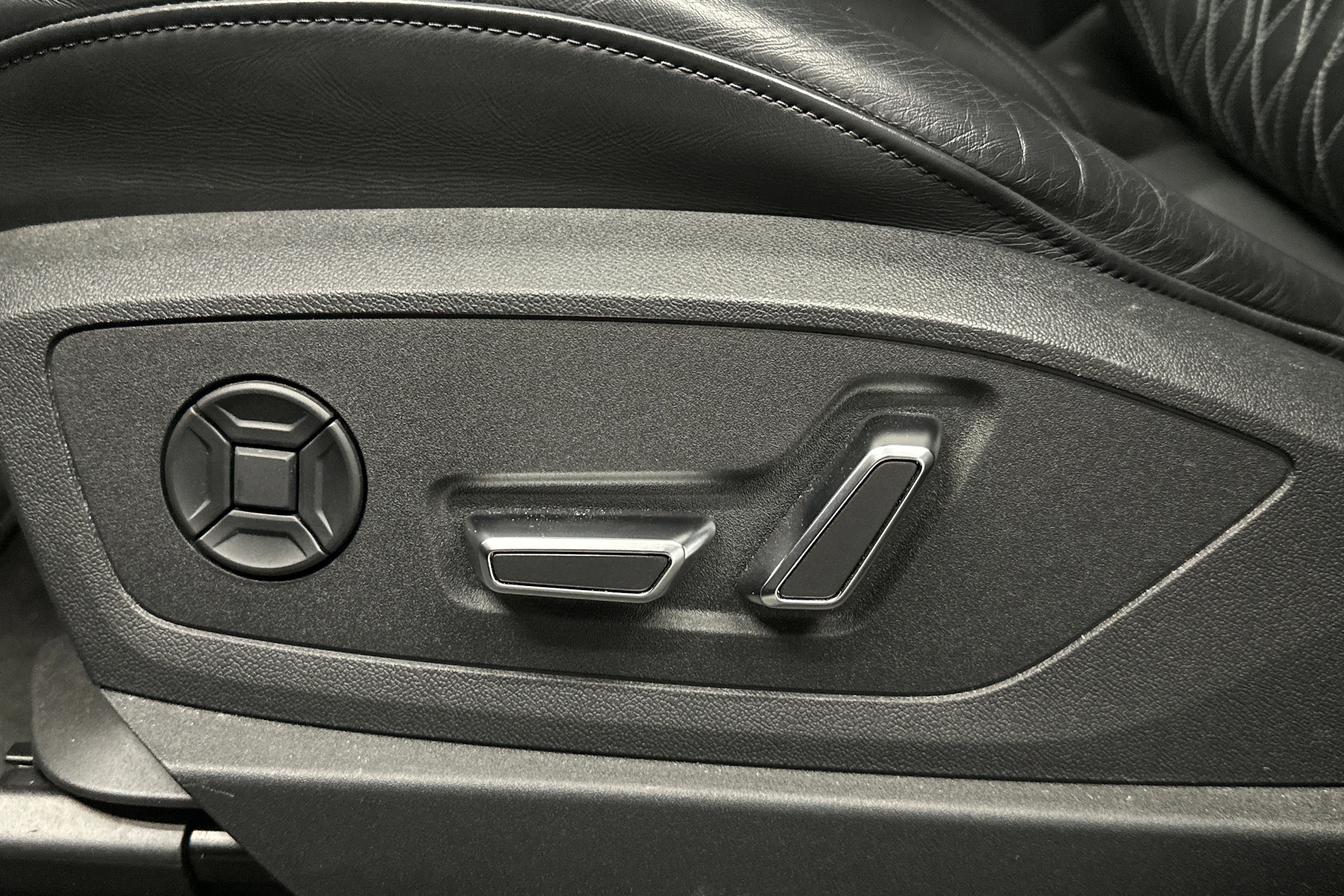 sininen Audi e-tron 2023 kuva 15.