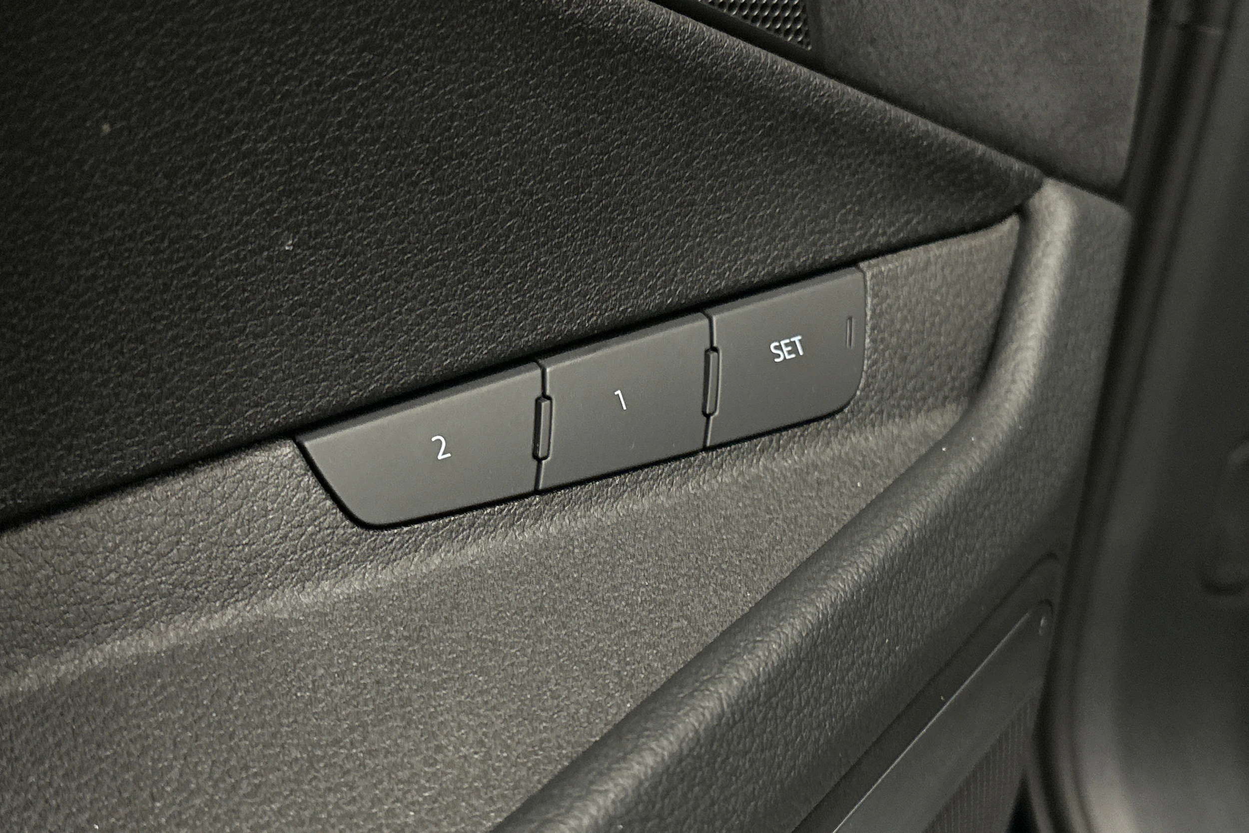 sininen Audi e-tron 2023 kuva 16.