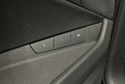 sininen Audi e-tron 2023 kuva 16.