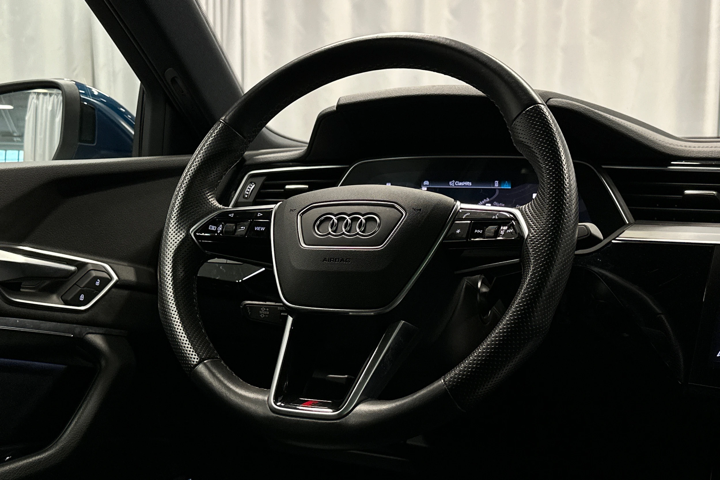 sininen Audi e-tron 2023 kuva 17.