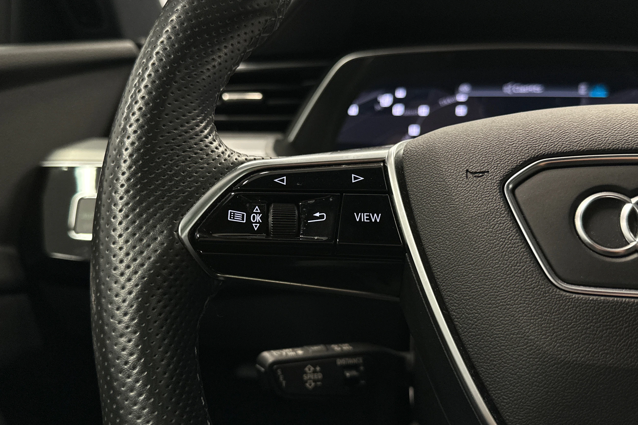 sininen Audi e-tron 2023 kuva 18.