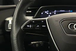 sininen Audi e-tron 2023 kuva 18.