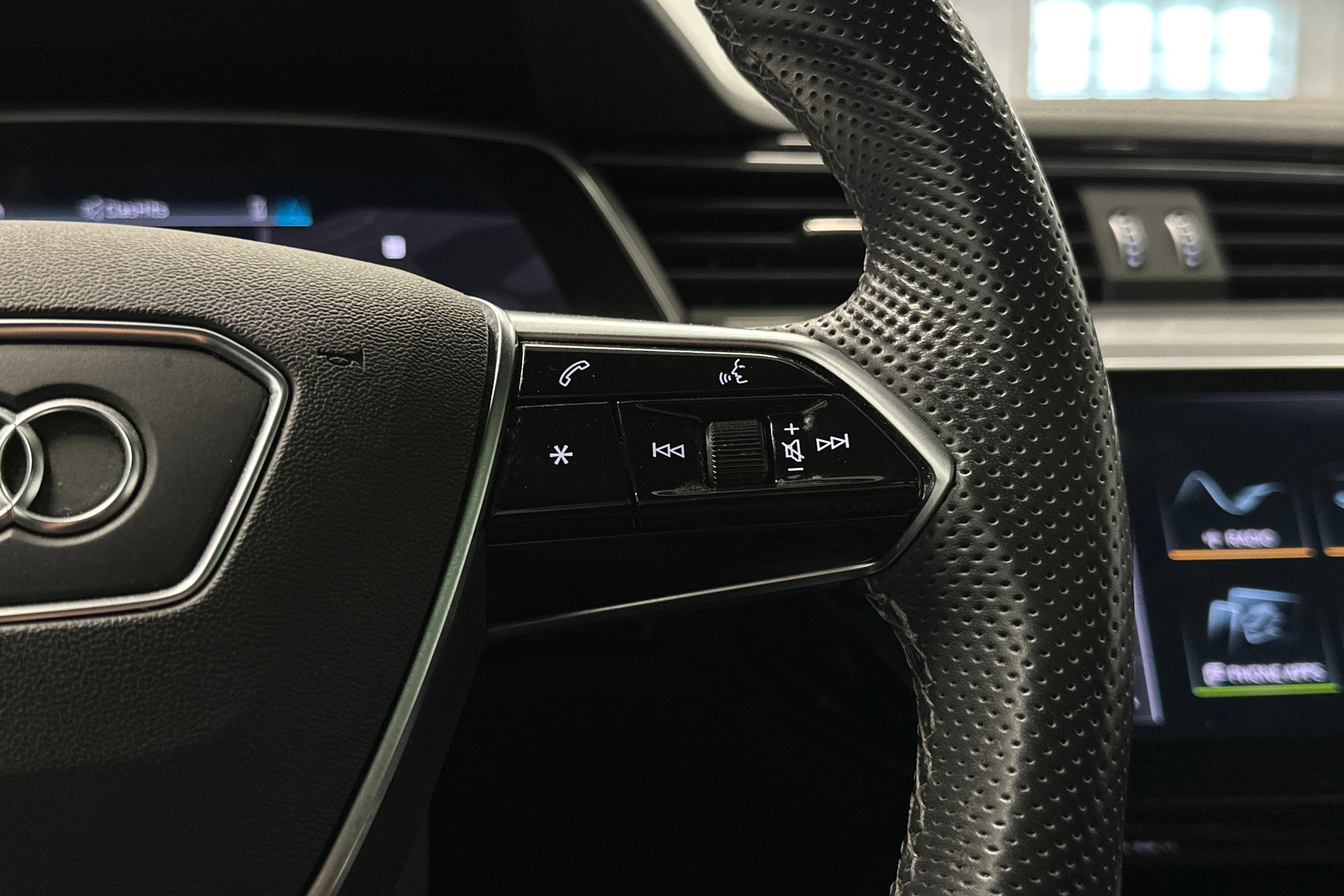 sininen Audi e-tron 2023 kuva 19.