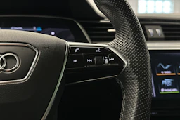 sininen Audi e-tron 2023 kuva 19.