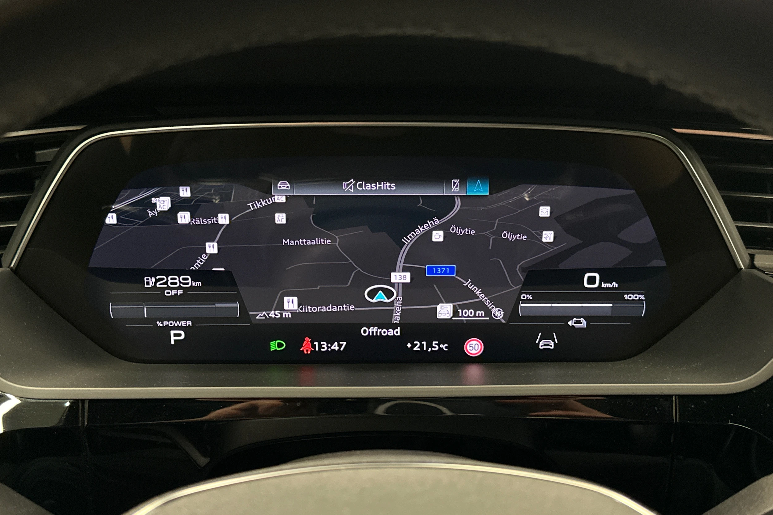 sininen Audi e-tron 2023 kuva 21.