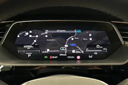 sininen Audi e-tron 2023 kuva 21.