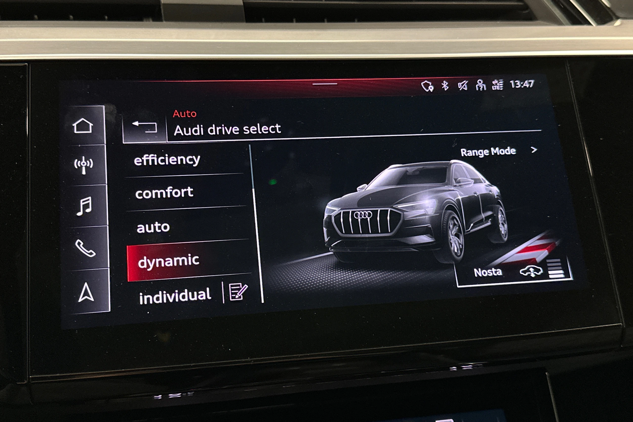 sininen Audi e-tron 2023 kuva 24.