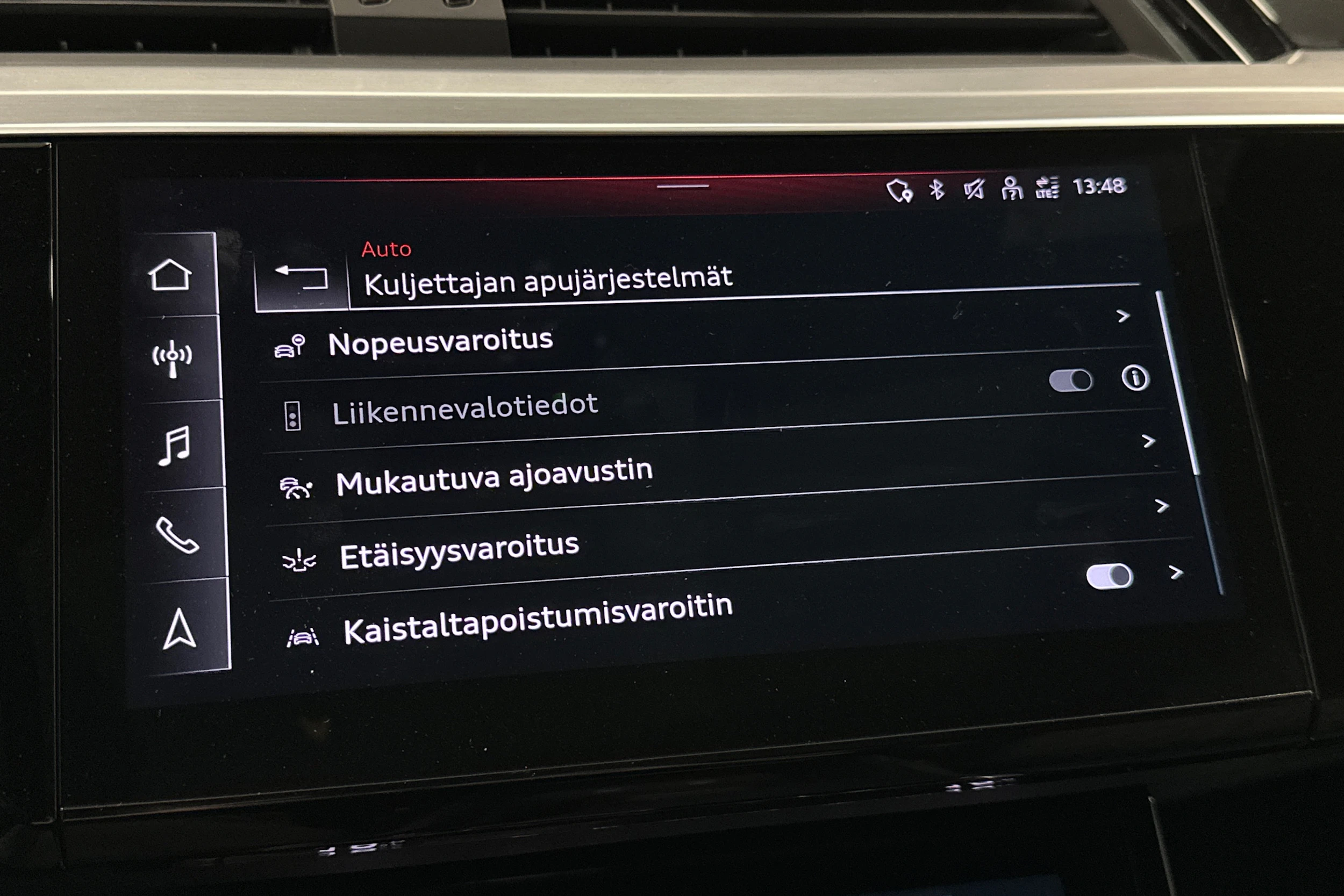 sininen Audi e-tron 2023 kuva 26.