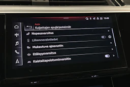 sininen Audi e-tron 2023 kuva 26.