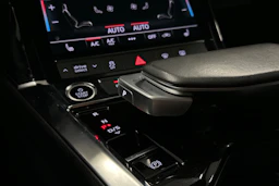 sininen Audi e-tron 2023 kuva 30.