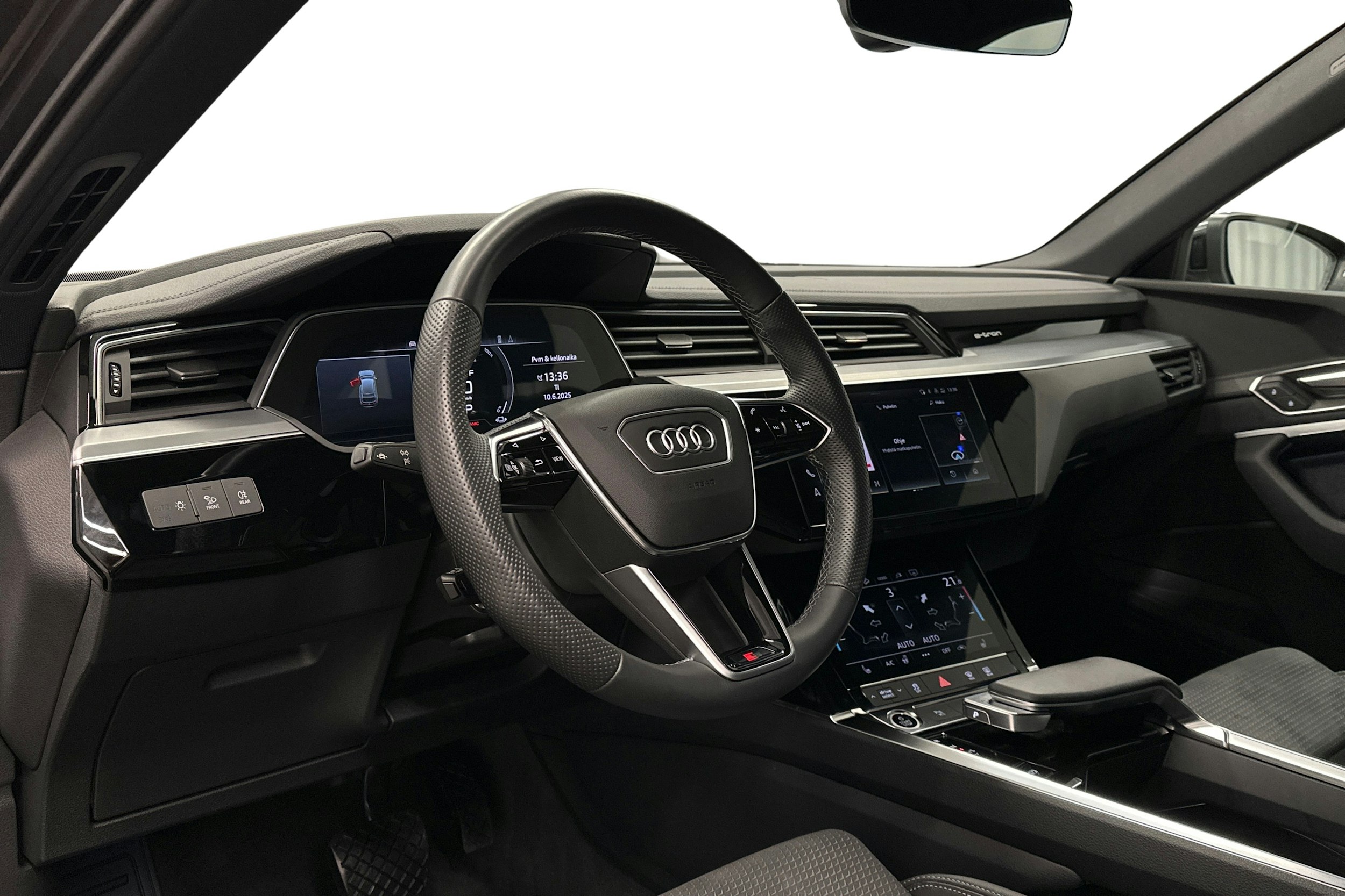harmaa Audi e-tron 2023 kuva 7.