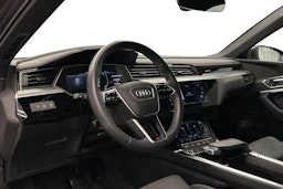 harmaa Audi e-tron 2023 kuva 7.