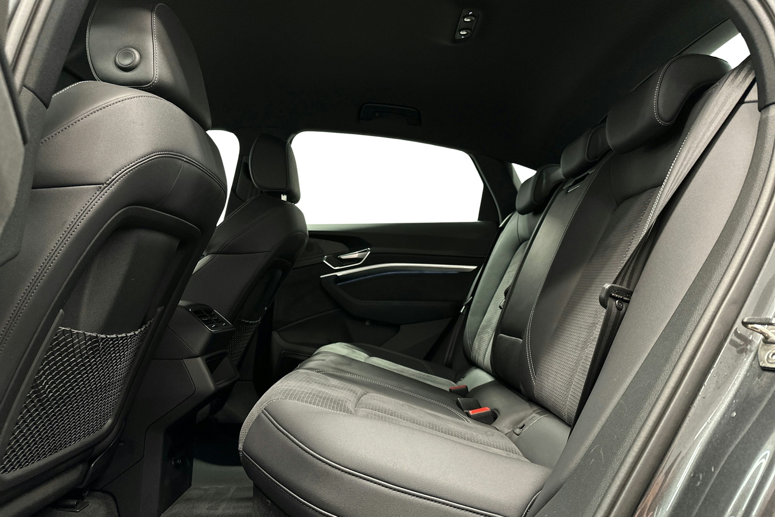 harmaa Audi e-tron 2023 kuva 10.