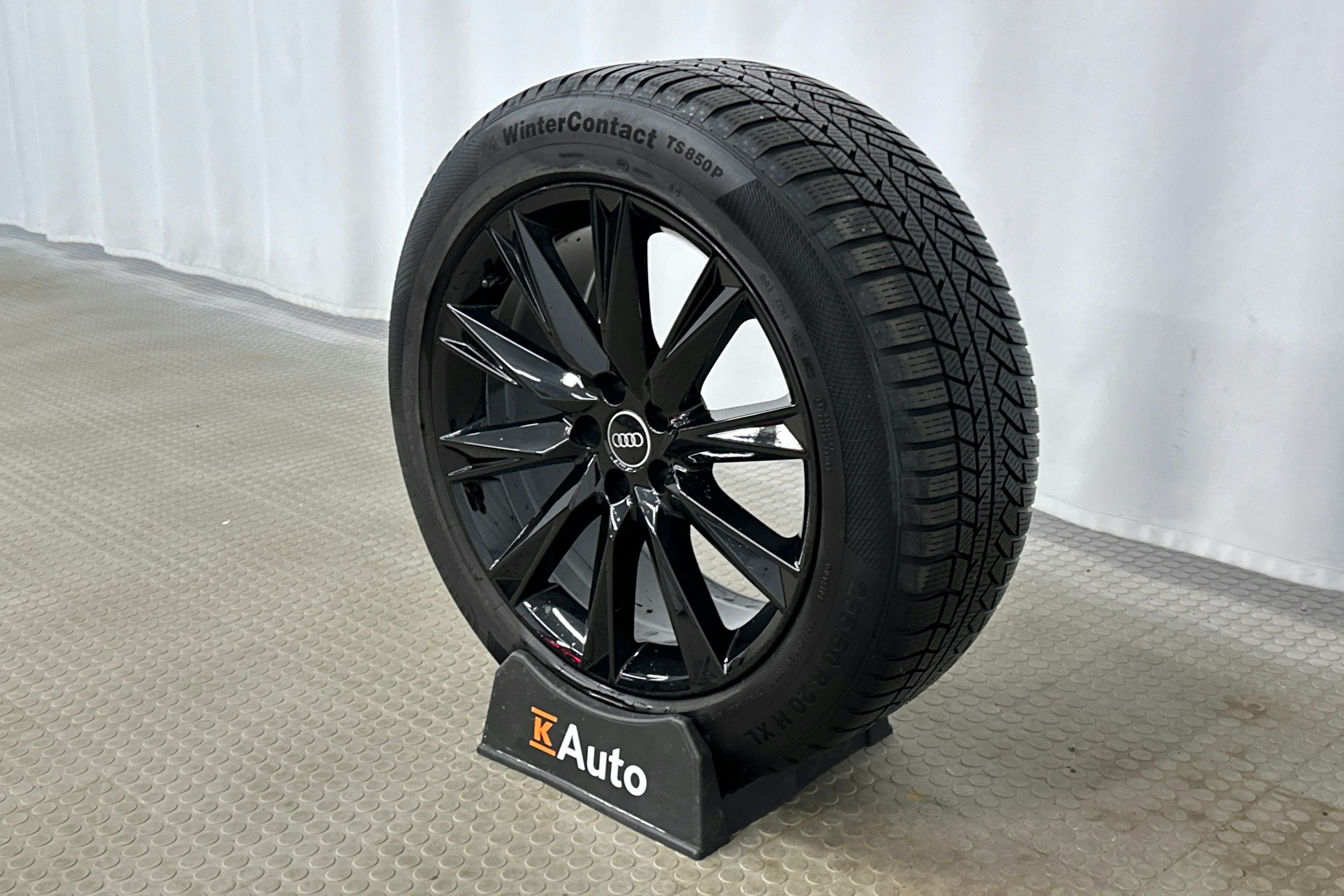 harmaa Audi e-tron 2023 kuva 12.