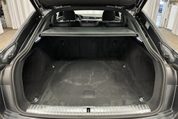 harmaa Audi e-tron 2023 kuva 13.