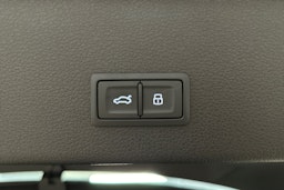harmaa Audi e-tron 2023 kuva 14.