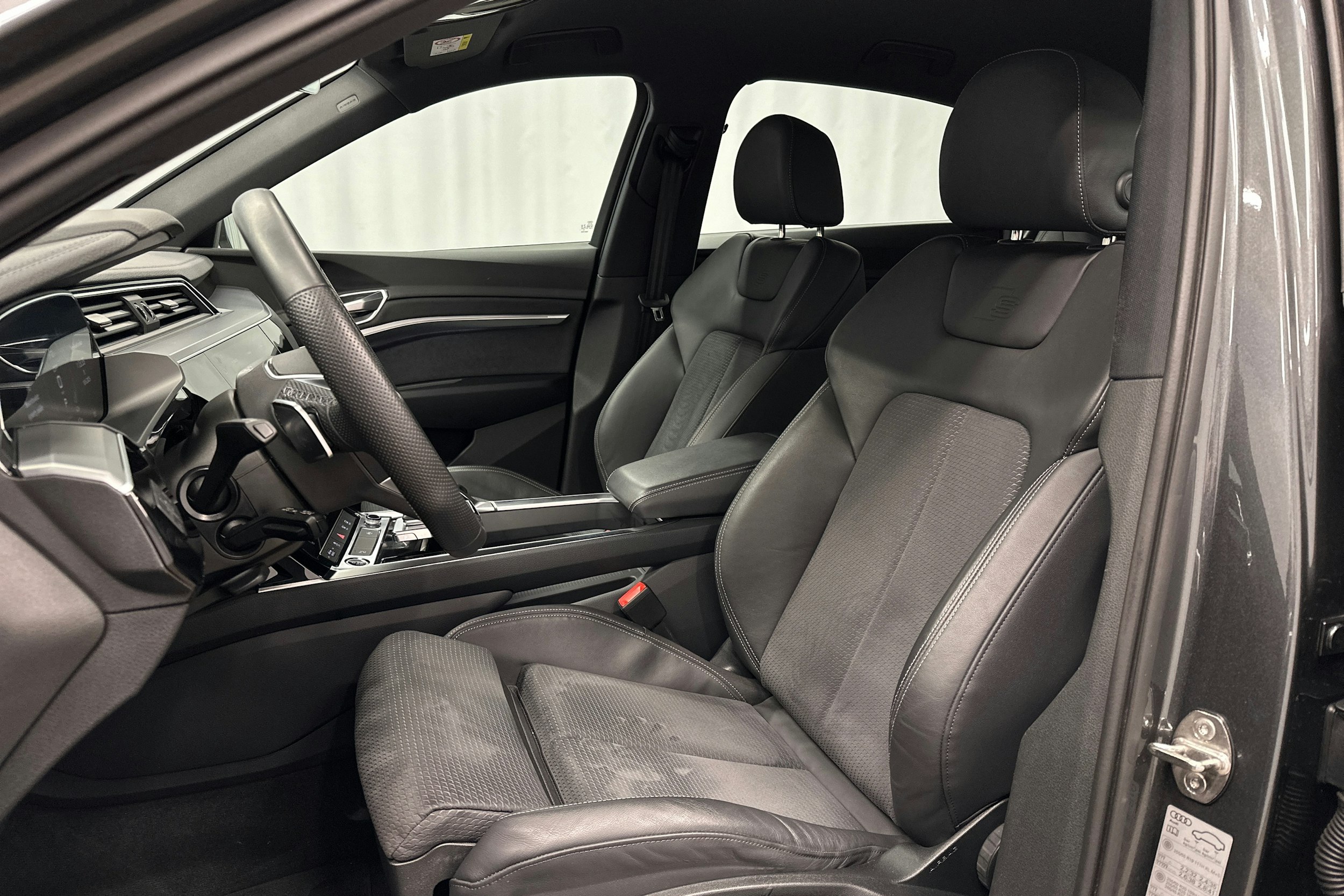 harmaa Audi e-tron 2023 kuva 15.