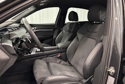 harmaa Audi e-tron 2023 kuva 15.
