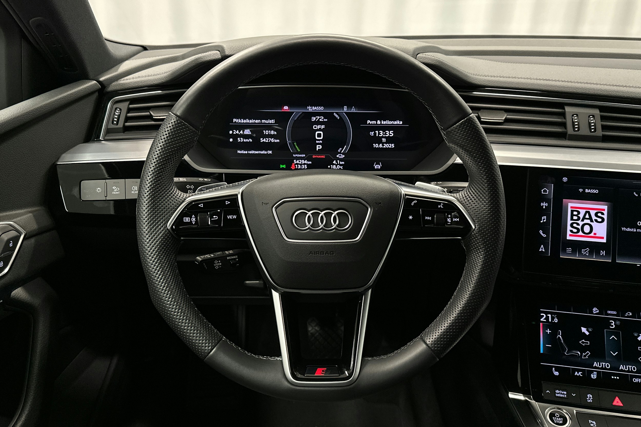 harmaa Audi e-tron 2023 kuva 16.