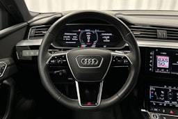 harmaa Audi e-tron 2023 kuva 16.