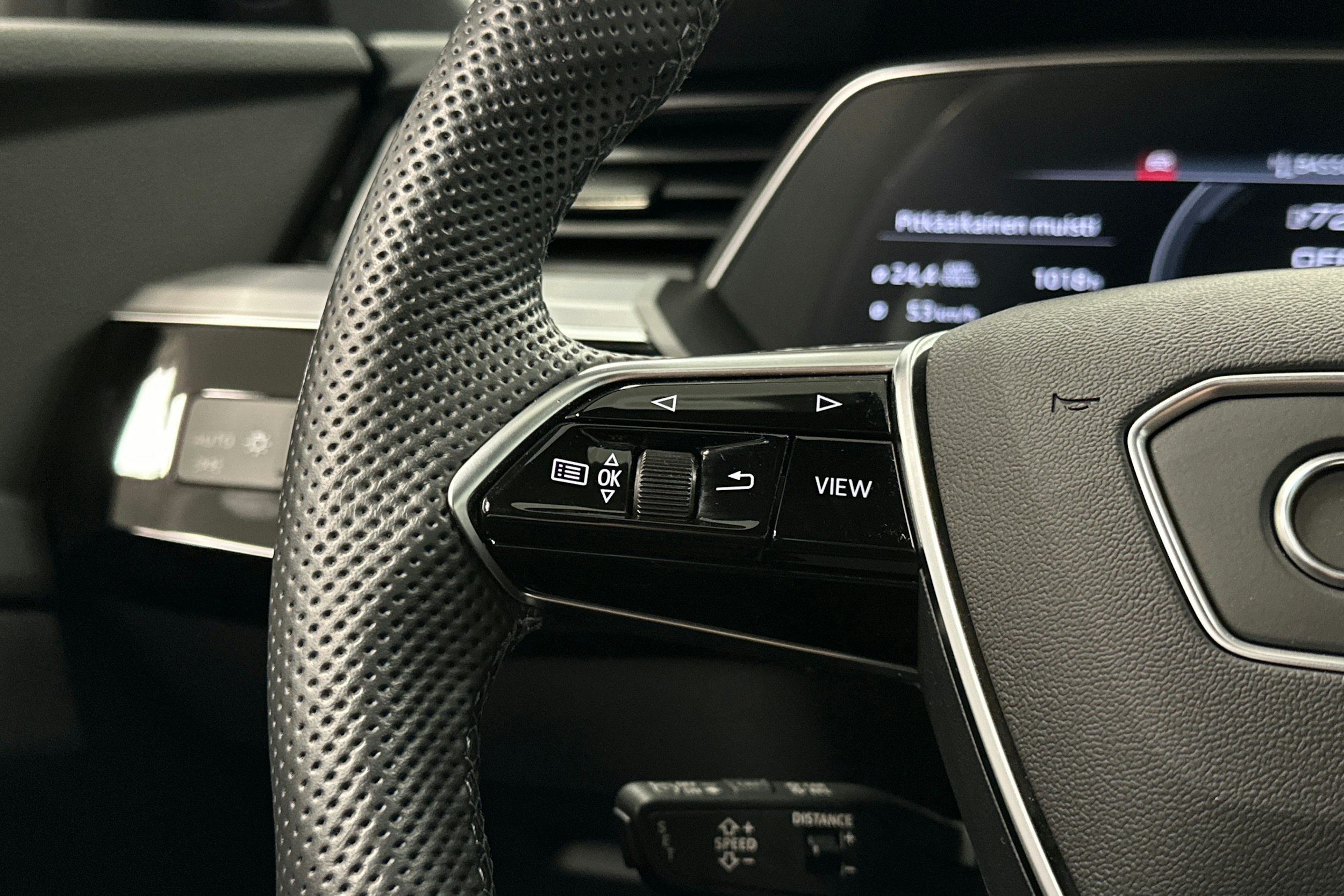 harmaa Audi e-tron 2023 kuva 17.