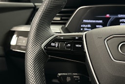 harmaa Audi e-tron 2023 kuva 17.