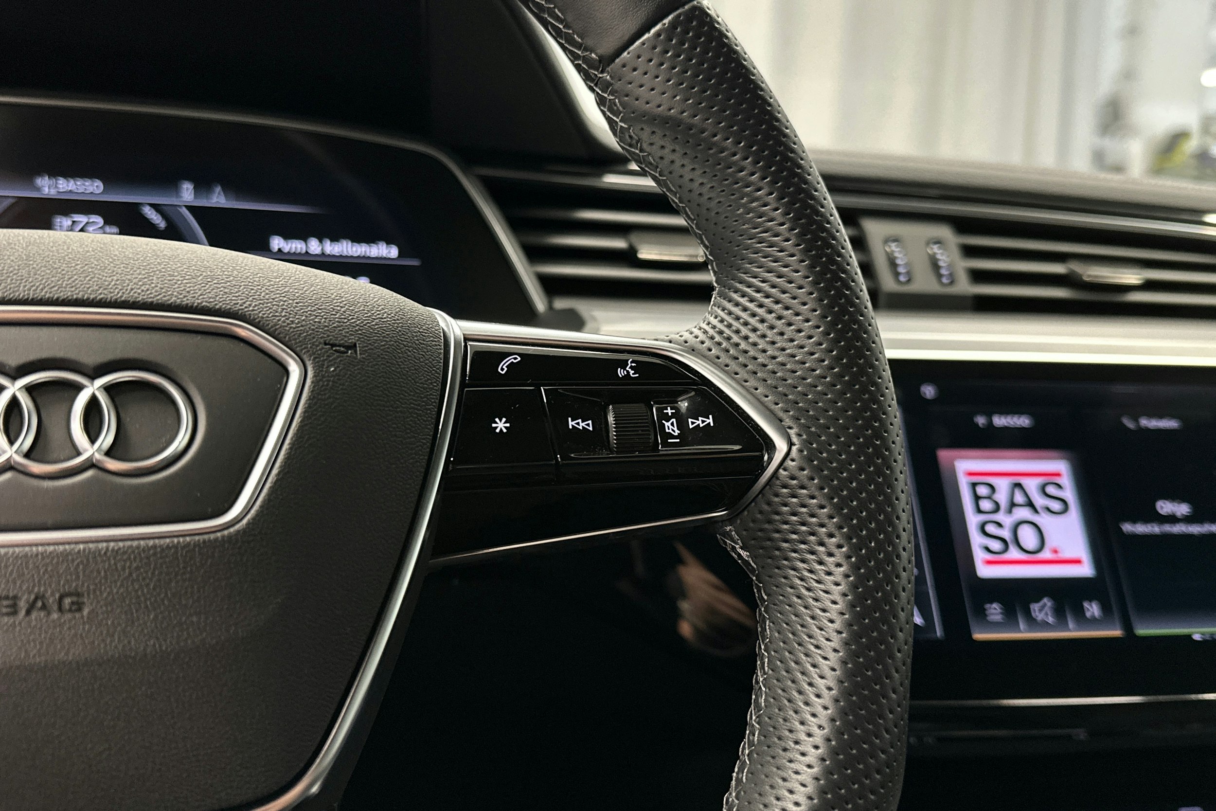 harmaa Audi e-tron 2023 kuva 18.