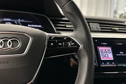 harmaa Audi e-tron 2023 kuva 18.